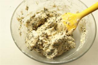 用刮刀拌匀。