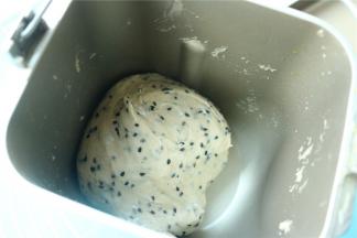 揉好的面团已经不再粘手。