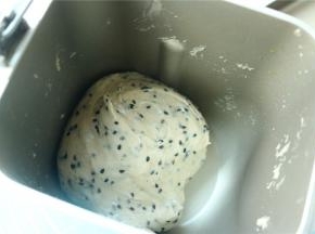 揉好的面团已经不再粘手。