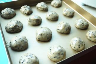 手上抹油，把面团平均分成16份。