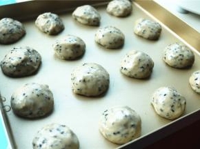 手上抹油，把面团平均分成16份。