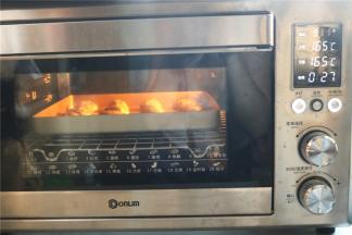 东菱烤箱放置中层，无需预热，165度烤28分钟。