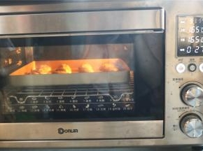 东菱烤箱放置中层，无需预热，165度烤28分钟。