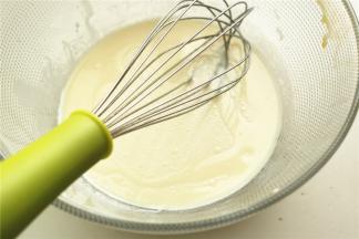 牛奶淡奶油和玉米油混合均匀。