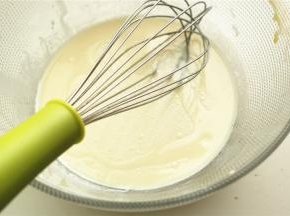 牛奶淡奶油和玉米油混合均匀。