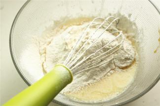 筛入低粉拌匀。