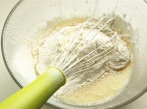 筛入低粉拌匀。