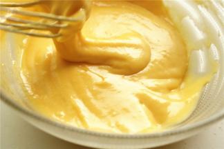 翻拌成光滑的面糊。