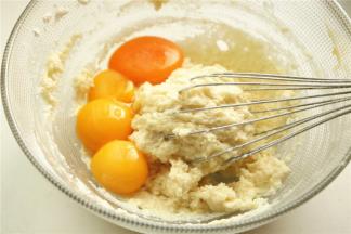 加入蛋黄。