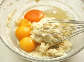 加入蛋黄。