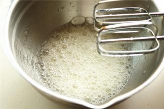 蛋白加入少许盐和几滴柠檬汁，打发到粗泡状态。