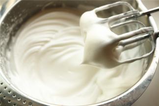 继续打发到硬性发泡。