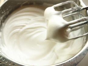 继续打发到硬性发泡。