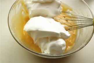 挖一些蛋白霜到蛋黄糊里。