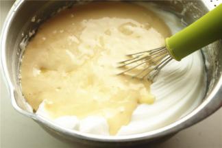 再倒回到剩余的蛋白霜里。