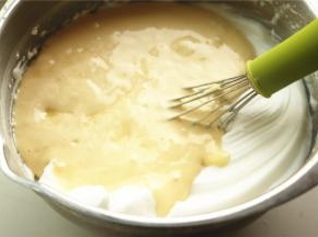 再倒回到剩余的蛋白霜里。