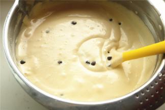 拌入巧克力豆。