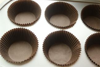 蛋糕模子里放入纸模。