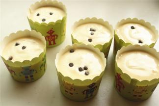 剩余倒入到硬纸杯里。