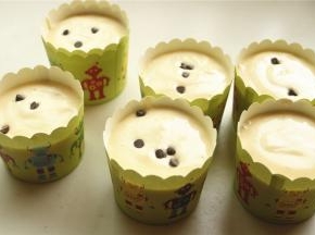 剩余倒入到硬纸杯里。