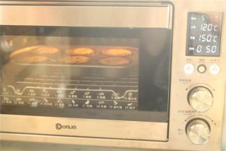 东菱烤箱预热，蛋糕程序，时间设置为35分钟。