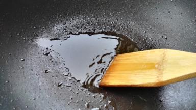 炒锅烧热放油。