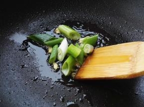 放入姜葱爆香。