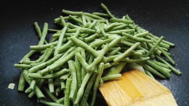 放入豆角。