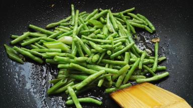 翻炒至变色(锅如果太干可从一圈放入适量温水)。