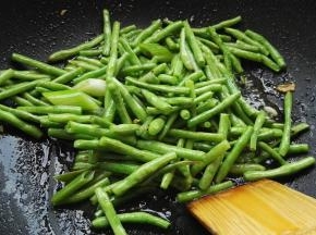 翻炒至变色(锅如果太干可从一圈放入适量温水)。