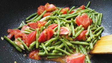 转中小火翻炒焖出味。