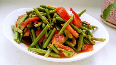 时令素小炒：西红柿炒豆角。