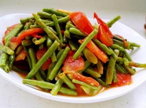 时令素小炒：西红柿炒豆角。