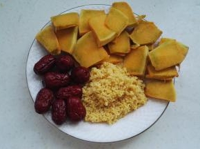 红枣、小米淘洗干净，南瓜去皮去瓤切薄片。