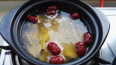 砂锅洗净，把原料全放砂锅里，添水，大火烧开。