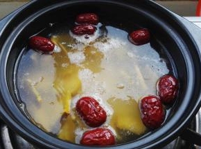 砂锅洗净，把原料全放砂锅里，添水，大火烧开。