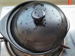 大火烧开转最小火慢慢熬(可以让砂锅盖留条缝防溢锅)。