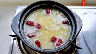 熬至小米开花、浓稠（可以关火盖盖继续焖会）。