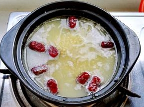 熬至小米开花、浓稠（可以关火盖盖继续焖会）。