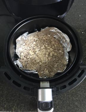 1.将瓜子仁和燕麦片倒进空气炸锅的炸篮里，160度烤5分钟再翻拌一下尽量换面继续烤3分钟左右，烤好冷却备用；