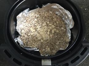 1.将瓜子仁和燕麦片倒进空气炸锅的炸篮里，160度烤5分钟再翻拌一下尽量换面继续烤3分钟左右，烤好冷却备用；