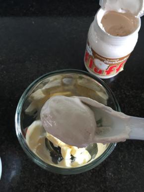 2.将面饼食材中的盐、棉花糖加入到软化的黄油，打发均匀；