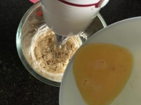 3.倒入全蛋液继续打发至蛋液与黄油完全融合即可；