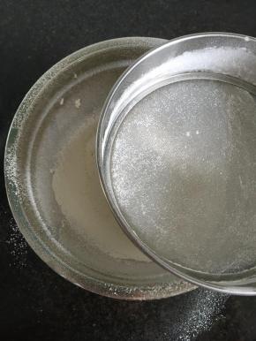 4.筛入低筋面粉；