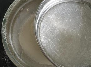 4.筛入低筋面粉；