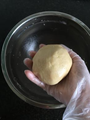 5.带上一次性手套轻轻揉成团；