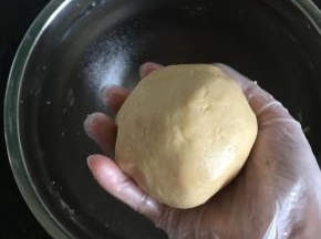 5.带上一次性手套轻轻揉成团；