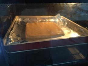 7.放进预热好的烤箱内，165度上下火中层烤20分钟左右，表面发黄即可，取出待用；