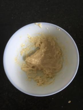 8.将馅料中的蛋液和低筋面粉混合均匀备用；