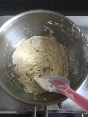 10.加入棉花糖隔热搅拌均匀成糊状关火冷却到室温；